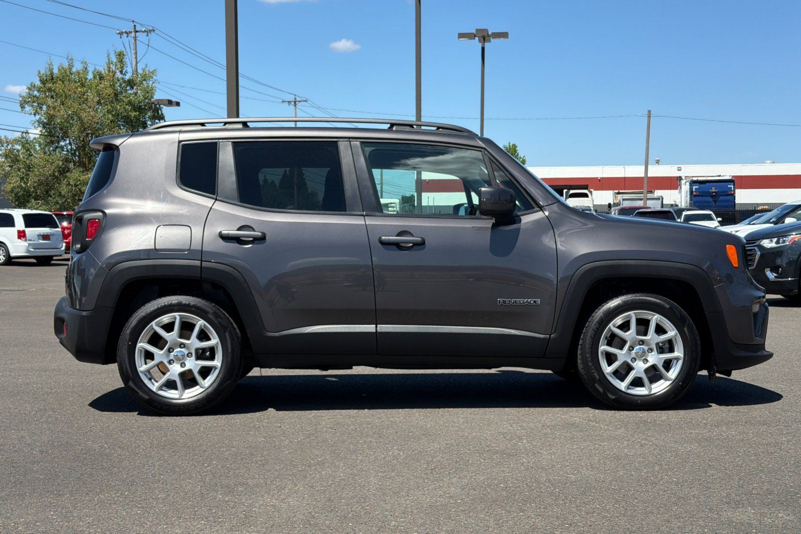 Used 2019 Jeep Renegade Latitude FWD image 3