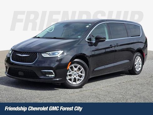 Used 2023 Chrysler Pacifica Touring-L FWD image 1