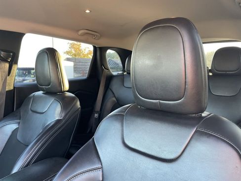 Used 2020 Jeep Cherokee Latitude Plus image 23