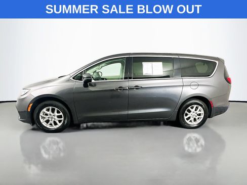 Used 2023 Chrysler Pacifica Touring-L FWD image 4
