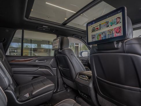 Used 2023 Cadillac Escalade Premium Luxury AWD/4WD image 28