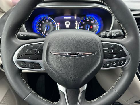 Used 2024 Chrysler Pacifica Touring-L image 25