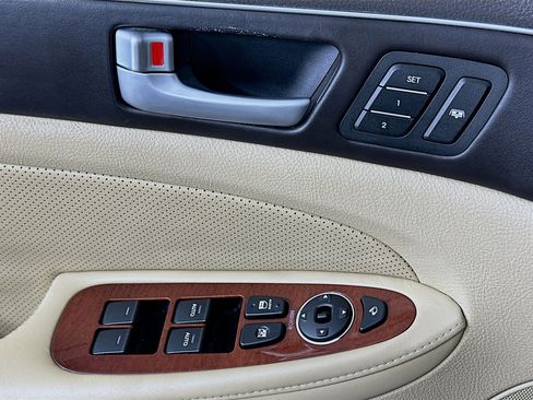 Used 2012 Hyundai Genesis 4.6 RWD image 15