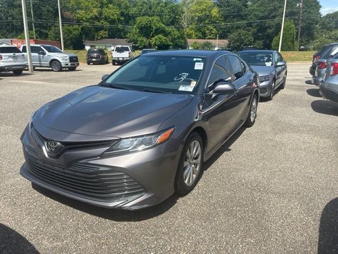 Used 2019 Toyota Camry LE FWD image 2