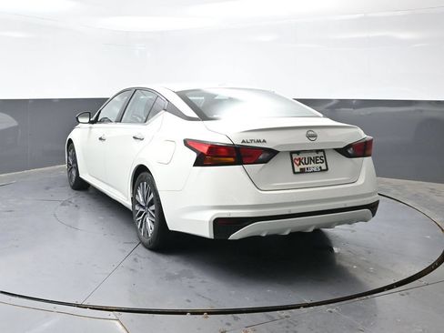 Used 2025 Nissan Altima 2.5 SV FWD image 11