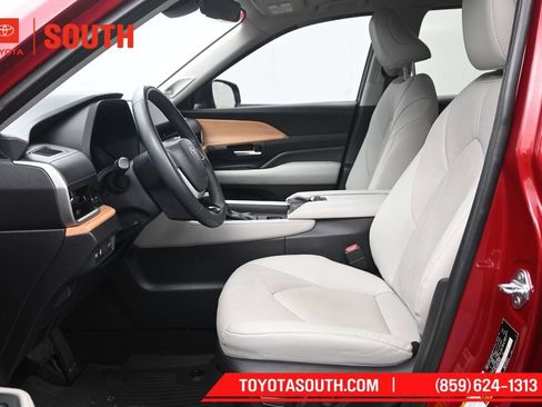 Used 2024 Toyota Grand Highlander AWD image 9