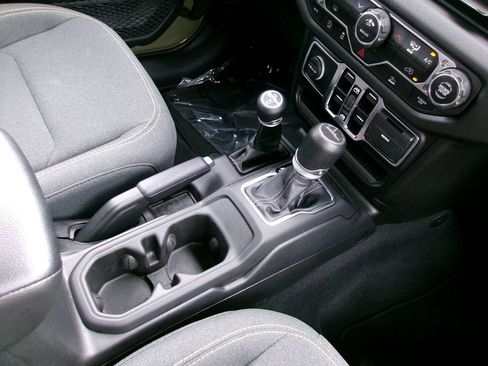 Certified 2025 Jeep Gladiator Sport AWD/4WD image 15