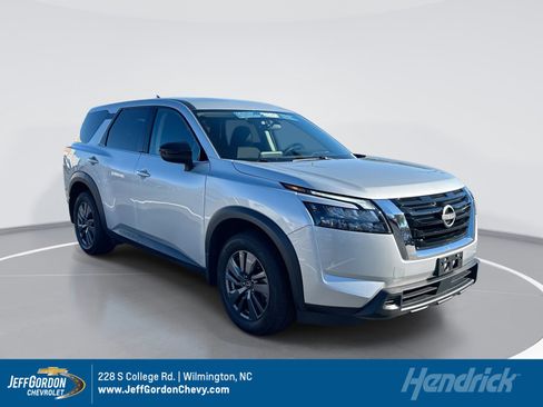 Used 2024 Nissan Pathfinder S image 1