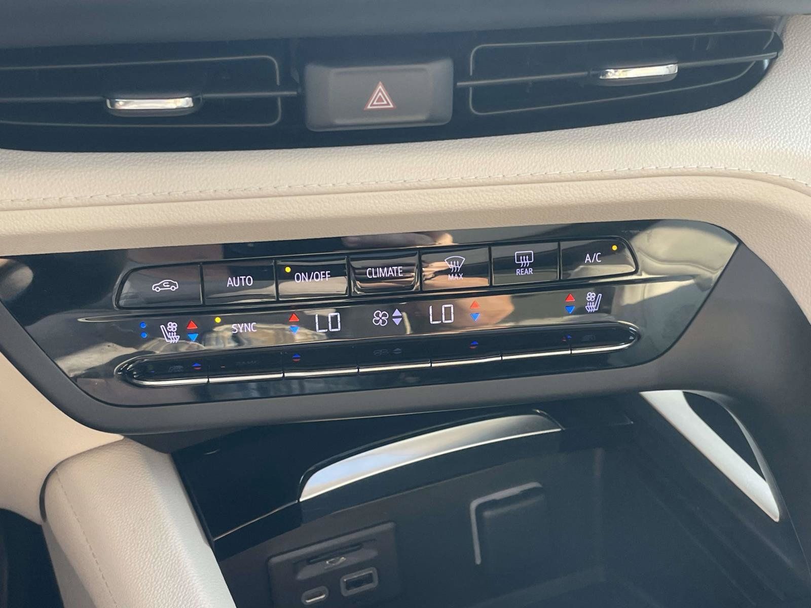 Certified 2021 Buick Envision Avenir w/ Technology Package II AWD/4WD image 23