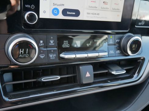 Used 2024 Toyota Highlander LE AWD/4WD image 24