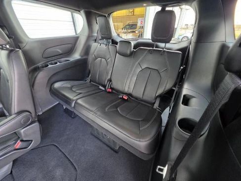 Used 2026 Chrysler Pacifica Select FWD image 27