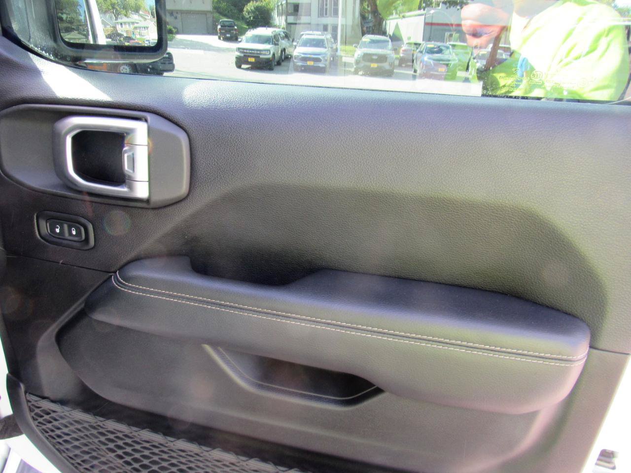 Used 2019 Jeep Wrangler Unlimited Sahara w/ Uconnect 4C Nav & Sound Group AWD/4WD image 32