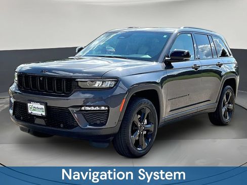 Used 2023 Jeep Grand Cherokee Limited w/ Luxury Tech Group II AWD/4WD image 3