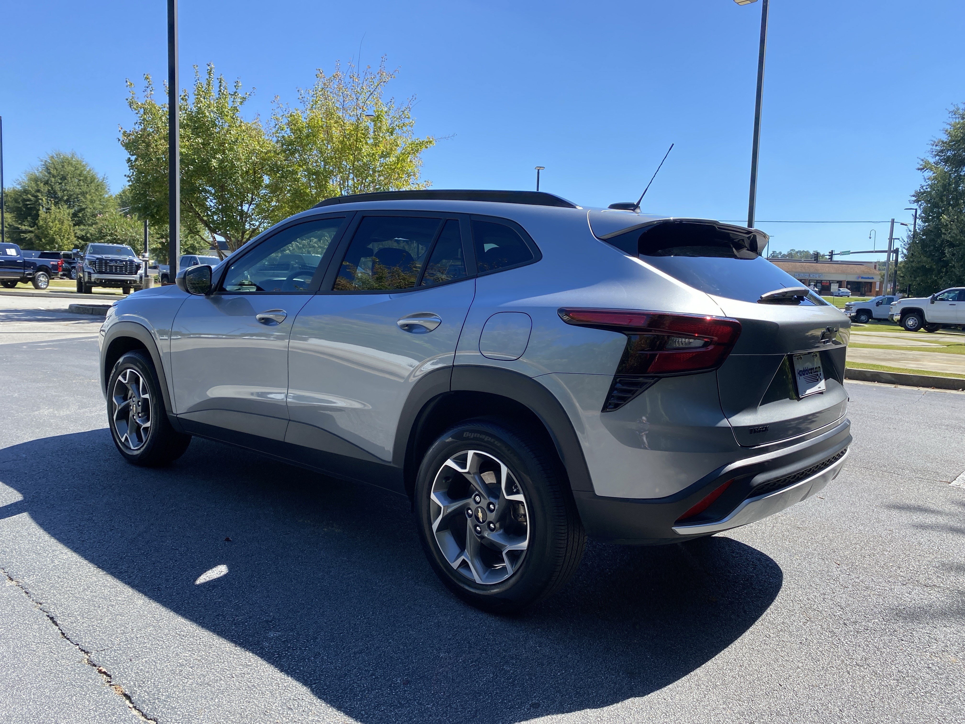 Used 2025 Chevrolet Trax LT w/ Sunroof Package FWD image 7
