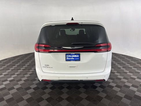 Used 2023 Chrysler Pacifica Touring-L FWD image 7