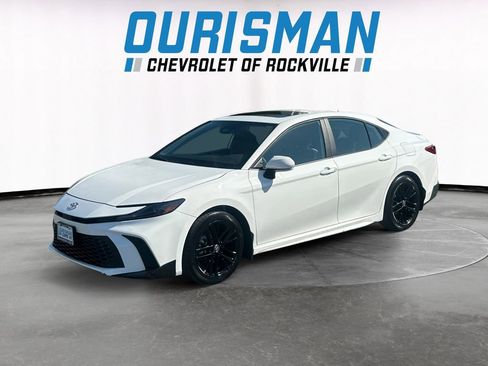 Used 2025 Toyota Camry SE w/ Convenience Package image 2