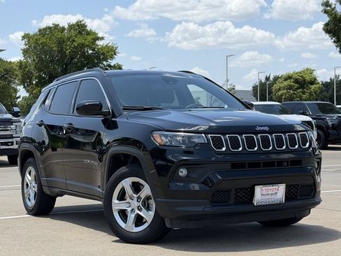 Used 2023 Jeep Compass Latitude w/ Convenience Group AWD/4WD image 2