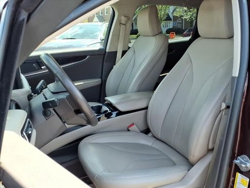 Used 2023 Lincoln Nautilus AWD image 3