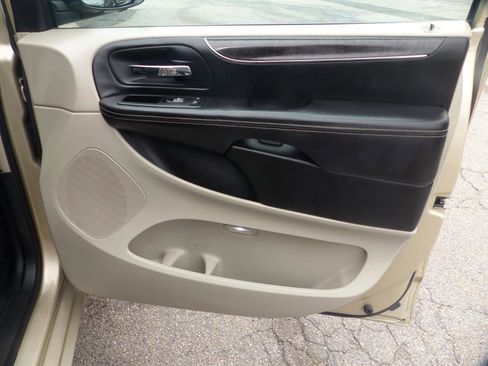 Used 2011 Chrysler Town & Country Touring-L w/ Entertainment Group #2 FWD image 12