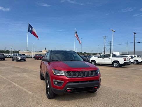 Used 2018 Jeep Compass Trailhawk w/ Leather Interior Group AWD/4WD image 3