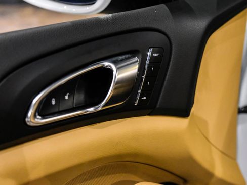 Used 2018 Porsche Cayenne S image 42