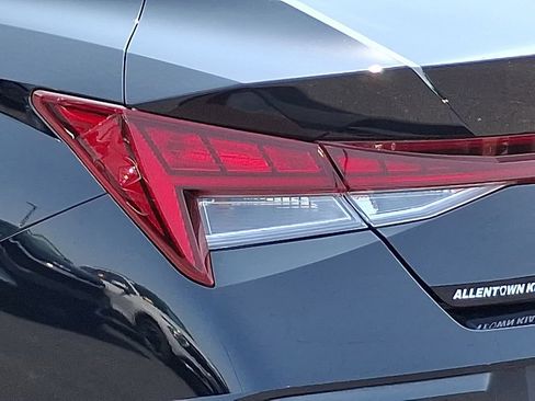 Used 2025 Hyundai Elantra Limited FWD image 9