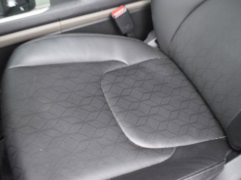 Used 2025 Kia Carnival FWD image 11