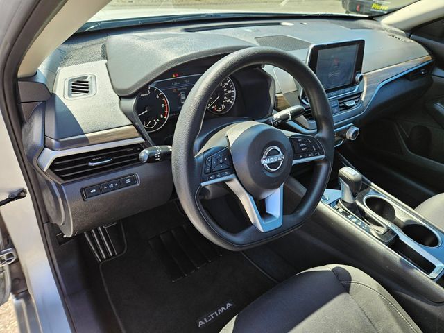 Used 2024 Nissan Altima 2.5 SV FWD image 24