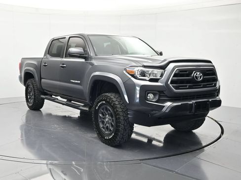 Used 2017 Toyota Tacoma SR5 w/ Tow Package RWD image 3