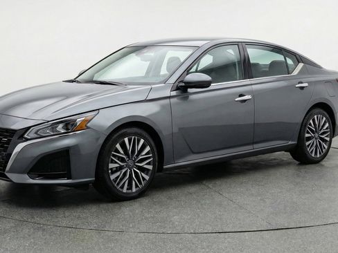 Used 2025 Nissan Altima 2.5 SV image 3