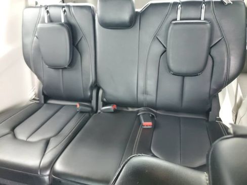 Used 2024 Chrysler Pacifica Touring-L FWD image 10