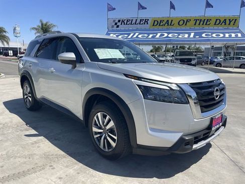 Used 2025 Nissan Pathfinder SL FWD image 2