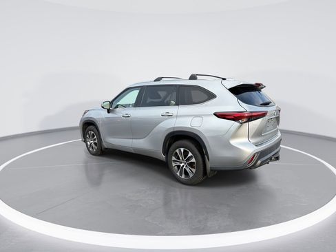 Used 2021 Toyota Highlander XLE image 6