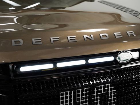 Used 2025 Land Rover Defender 110 X-Dynamic SE image 13