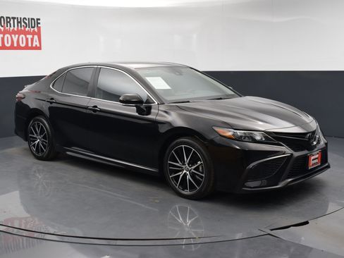 Used 2023 Toyota Camry SE image 6