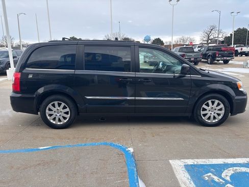 Used 2016 Chrysler Town & Country Touring image 2
