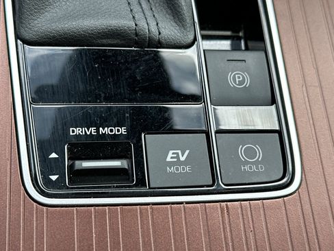 Used 2024 Toyota Sienna XLE image 32