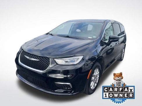 Used 2024 Chrysler Pacifica Touring-L image 3