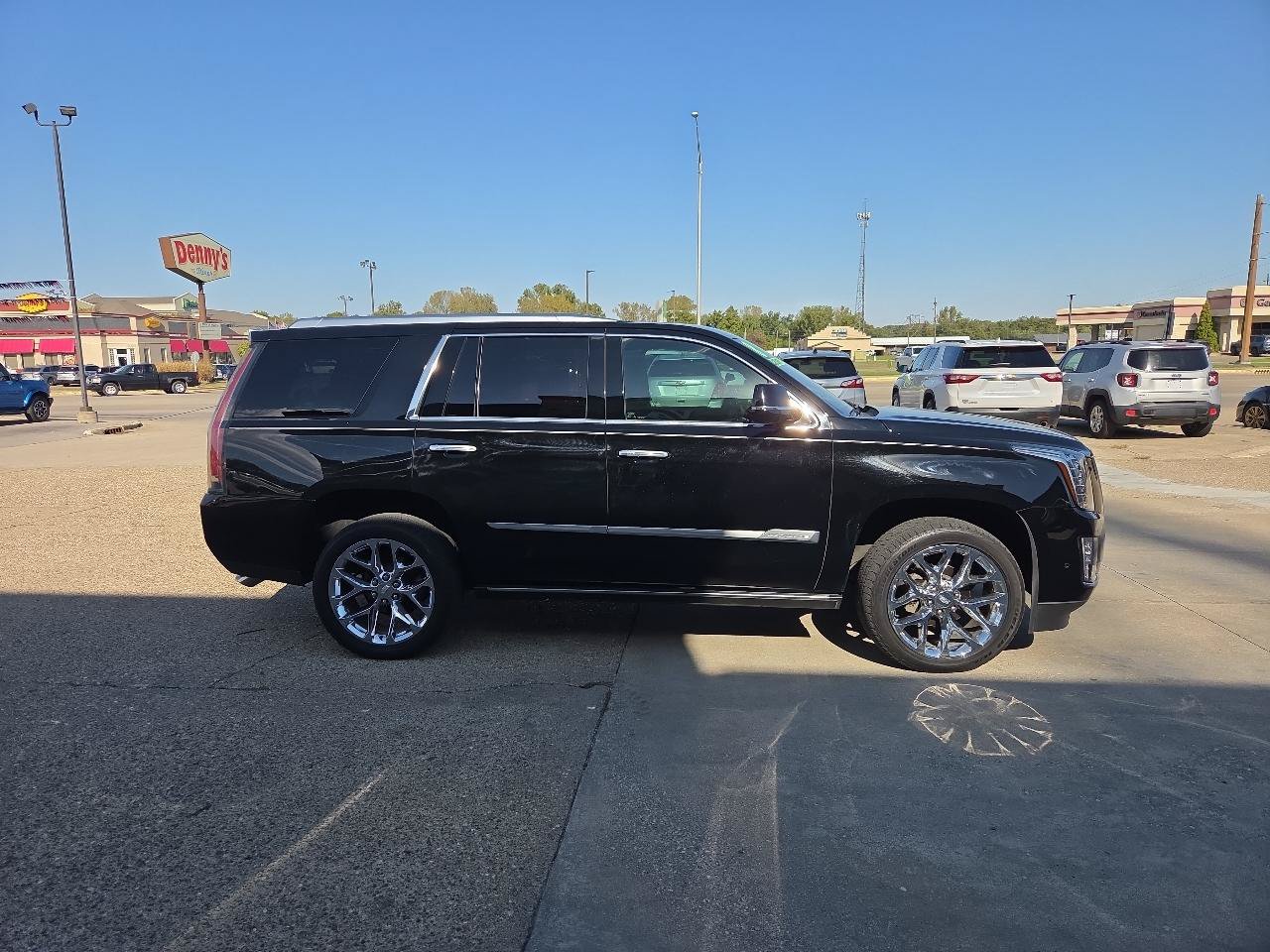 Used 2018 Cadillac Escalade Platinum AWD/4WD image 5