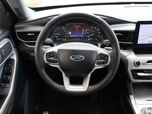 Used 2023 Ford Explorer XLT w/ Equipment Group 202A AWD/4WD image 17