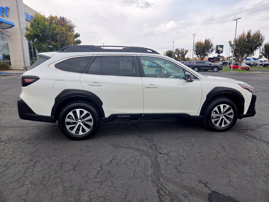 Used 2025 Subaru Outback Premium AWD/4WD image 2