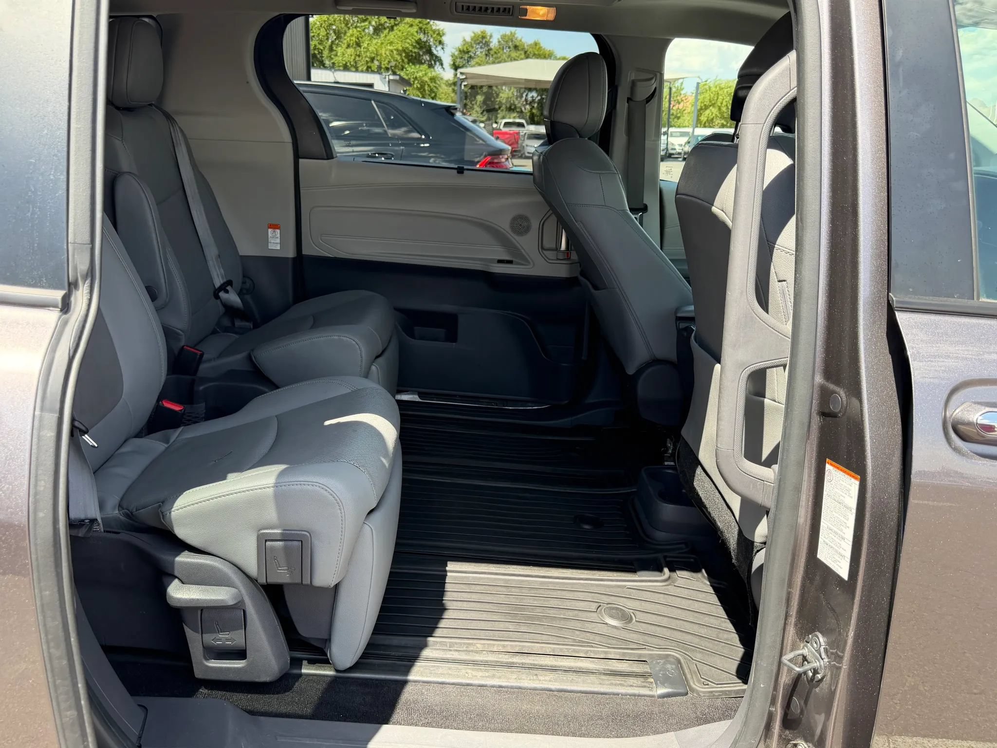 Used 2021 Toyota Sienna Limited FWD image 24