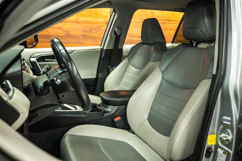 Used 2019 Toyota RAV4 Limited w/ Carpet Mat Package FWD image 10