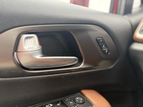 Used 2017 Chrysler Pacifica Limited w/ UConnect Theater Package FWD image 9