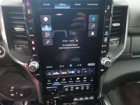 New 2026 RAM 2500 Laramie AWD/4WD image 22