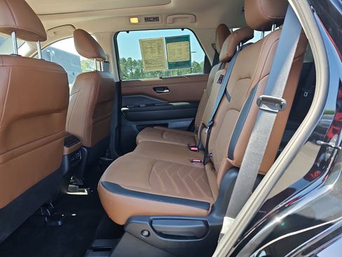 Used 2024 Nissan Pathfinder Platinum w/ Cargo Package image 16