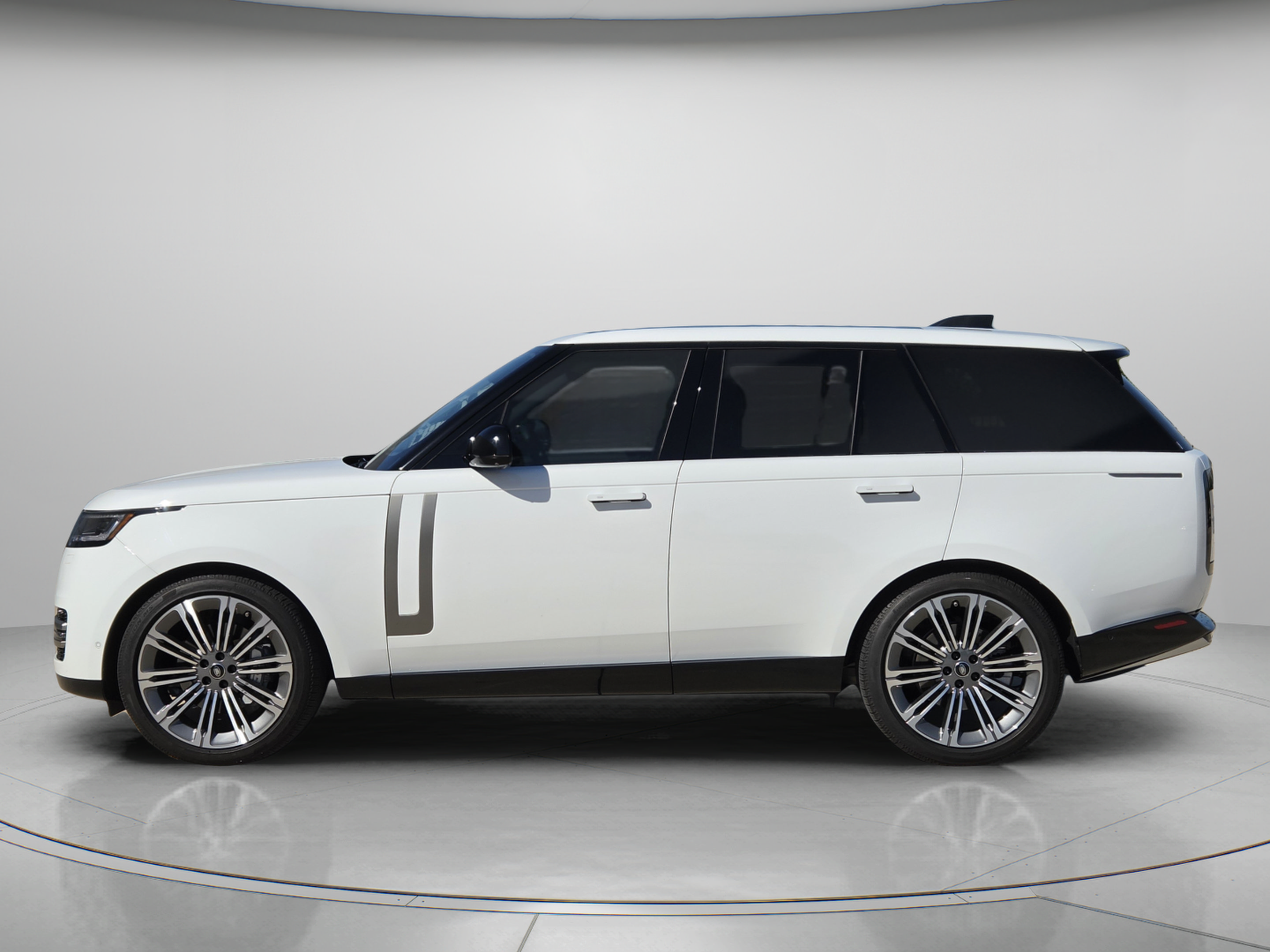 Certified 2025 Land Rover Range Rover SE AWD/4WD image 2