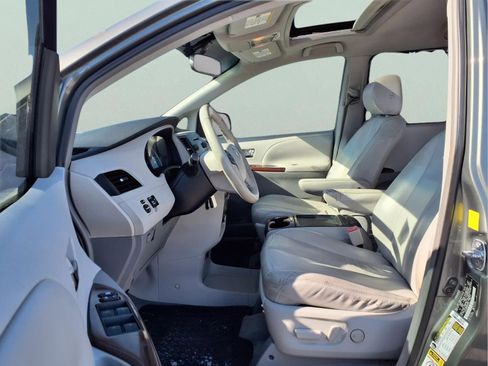 Used 2011 Toyota Sienna XLE image 18