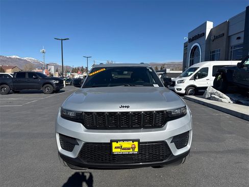 Used 2023 Jeep Grand Cherokee Altitude image 5