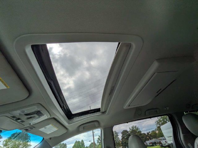 Used 2017 Toyota Sienna XLE Premium FWD image 24